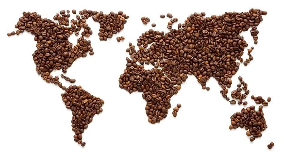 Mapa del mundo representado con granos de café tostados formando los continentes